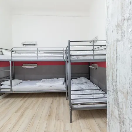 الشباب تشيل آوت بيت شباب وارسو